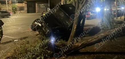 Խոշոր ավտովթար՝ Երևանում․ «յաշիկը» կիսակողաշրջված բախվել է ծառին