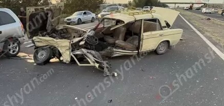 Արարատի մարզում. բախվել են Mercedes-ն ու «ՎԱԶ 2106»-ը. վերջինը վերածվել է մետաղե ջարդոնի. կա վիրավոր. shamshyan.com