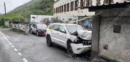 Կապանի «Եդեմ» հյուրանոցի դիմաց «Jeep Grand Cherokee»-ն բախվել է շինության պատին․ կա վիրավոր․ shamshyan.com