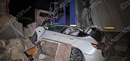 Երևանում բեռնատարը բախվել է քարե պարսպին, ապա՝ կայանված Tesla-ին. վերջինը վերածվել է մետաղե ջարդոնի. կա վիրավոր․ shamshyan.com