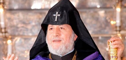 Բարի, օրհնյալ ուսումնական նոր տարի, Աստված խաղաղ պահի հայրենի մեր երկիրն ու ժողովրդին. Ամենայն հայոց կաթողիկոս