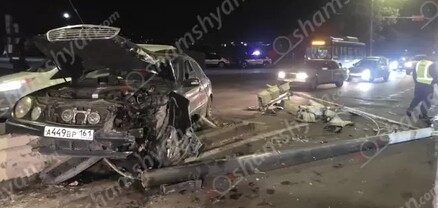 Խոշոր ավտովթար՝ Երևանում․ «Mercedes»-ը կոտրել է լուսակիրը և հայտնվել ճանապարհի մեջտեղում
