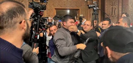 Քաղաքացու բերանը փակած՝ բռնի դուրս են հանում Հովհաննավանքի ներսից