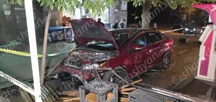 Երևանում «Ford Fusion»-ը կոտրել է երկաթե ճաղավանդակը, ապա խաչմերուկի ցուցանակն ու հայտնվել մայթին․ կա վիրավոր