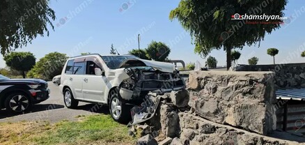 Երևանում «Nissan X-Trail»-ը բախվել է քարե պարսպին․ կան վիրավորներ․ shamshyan.com