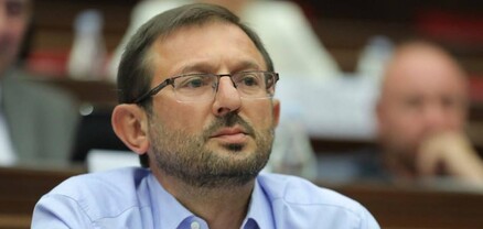 Գյումրիում նիկոլական բեսպրեդելի խորհրդանիշ «օգնետուշիտելը». Գեղամ Մանուկյան