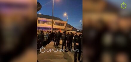 Ոստիկանական մեծաթիվ ուժեր և մեքենաներ. իրավիճակը՝ այս պահին Զվարթնոց օդանավակայանում