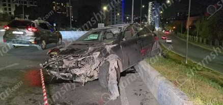 «Toyota»-ն դուրս է եկել երթևեկելի գոտուց, բախվել երկաթե արգելապատնեշին, բետոնե եզրաքարին, մի պտույտ շրջվել