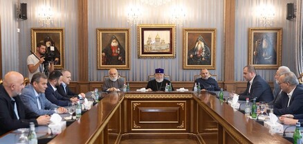 Ամենայն Հայոց Կաթողիկոսն ընդունեց Արցախի պետական այրերին