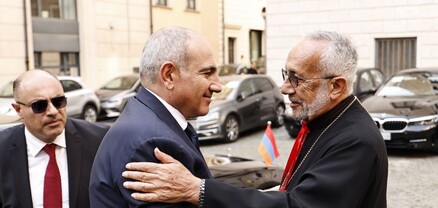 Փաշինյանը հանդիպել է Տանն Կիլիկիո Կաթողիկե Հայոց կաթողիկոս-պատրիարքի և Լևոնյան վարժարանի սաների հետ