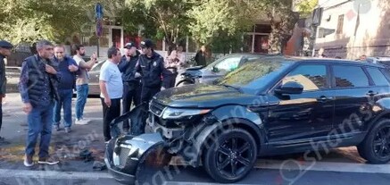 Երևանում բախվել են Range Rover-ն ու BMW-ն, վերջինն էլ բախվել է կայանված Mercedes-ին. shamshyan.com