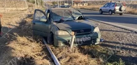 Opel-ը Եղվարդ-Զովունի ճանապարհին կոտրել է գազատար խողովակն ու հայտնվել երթևեկելի գոտուց դուրս. քույր ու եղբայր հոսպիտալացվել են
