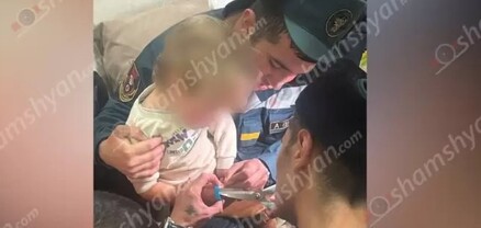 2.5-ամյա տղայի մատն արգելափակվել է պլաստմասե խցանում. օգնության են հասել փրկարարները