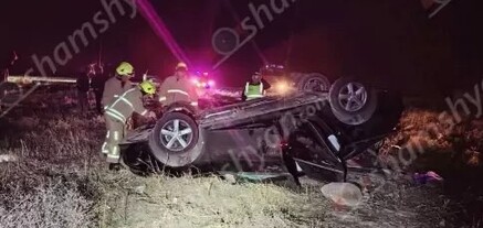 Արագածոտնի մարզում 22-ամյա վարորդը Kia Forte-ով բախվել է քարերին և գլխիվայր հայտնվել դաշտում․ կան վիրավորներ․ shamshyan.com