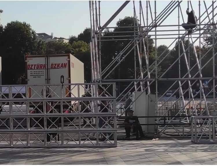 Նորմա՞լ է, որ թուրքական բեռնատարներով են բերել Հրապարակի բեմի կոնստրուկցիաները 