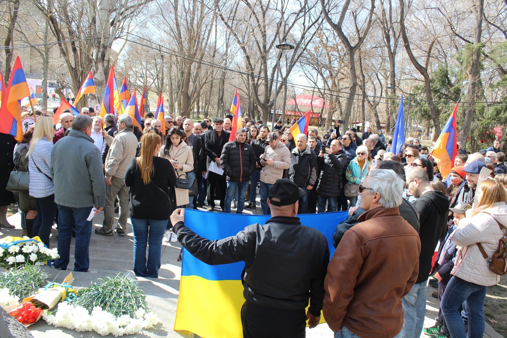 Армения поддерживает россию. Украинцы в Армении. Посольство Украины в Ереване. Митинги в Армении в поддержку Украины. Армения и Украина.