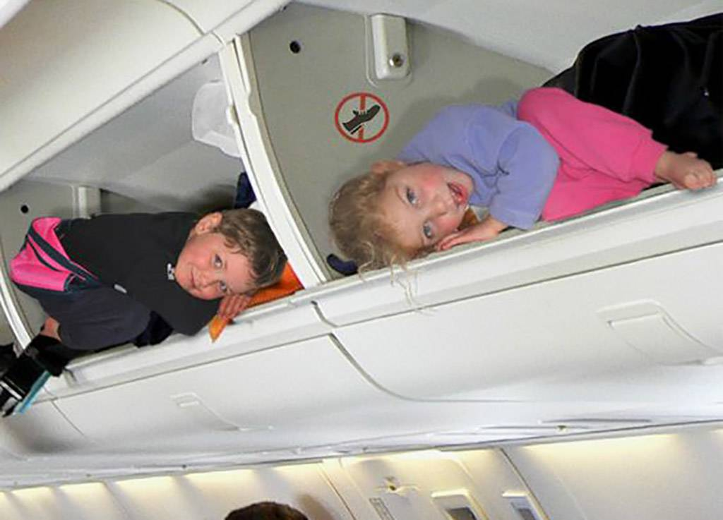 Со скольки можно летать самостоятельно на самолете. Спят самолёте фото. Аэрофлот как летят с младенцем.