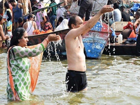 Հնդկաստանում կորոնավիրուսից մահացածների մարմինները շարունակում են նետել Գանգես գետը