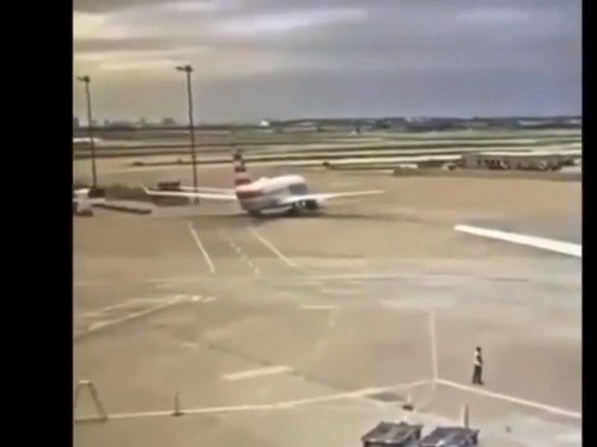 Ուղևորատար Boeing 737-ը թռիչքի ժամանակ կոտրել է  լուսարձակը