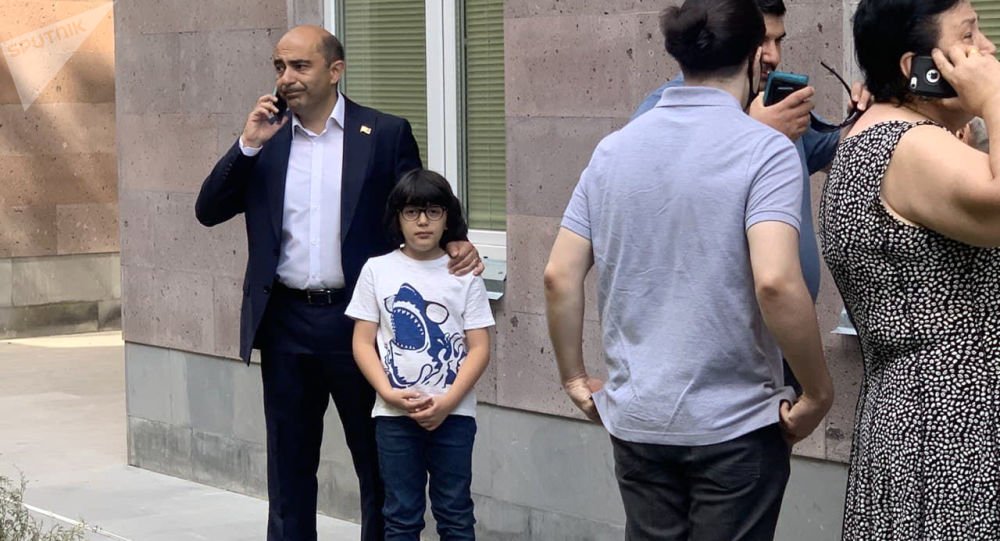 «Լուսավոր Հայաստանի» առաջնորդը կանգնել է ընտրողների շարքում՝ սպասելով քվեարկության իր հերթին․ Մարուքյանը ևս քվեարկեց