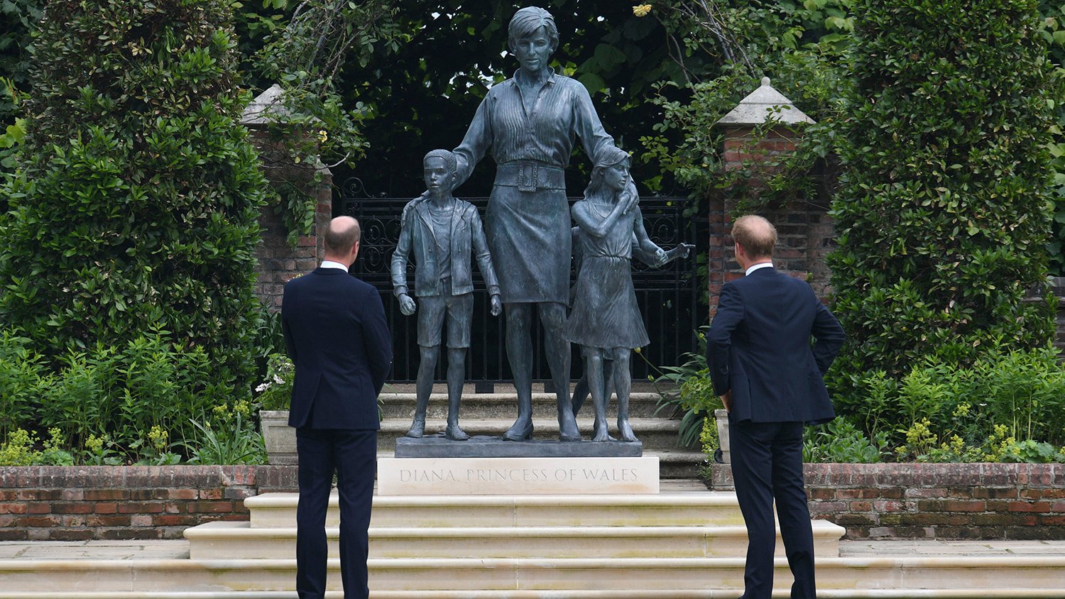 Արքայազններ Ուիլյամը և Հարրին Լոնդոնում բացել են արքայադուստր Դիանայի արձանը