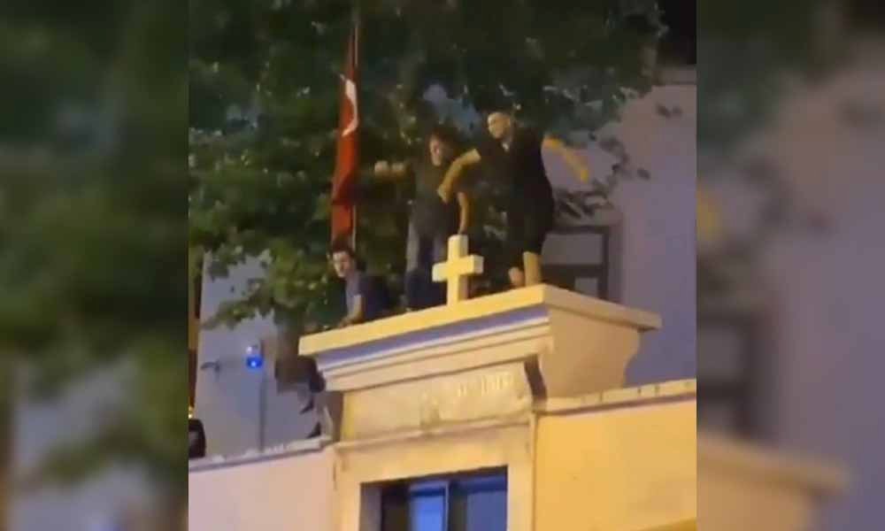 Թուրքիայում 3 մարդ բարձրացել է հայկական եկեղեցու պատի վրա և պարել խաչի շուրջը