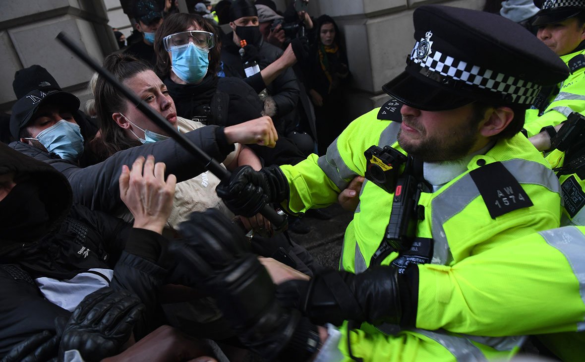 Լոնդոնում երկրպագուների հետ բախումների արդյունքում տասնյակ ոստիկաններ են վիրավորվել
