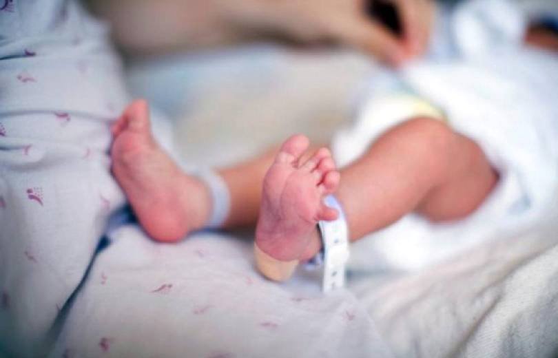 Շենքի բակում հայտնաբերված 1 օրական երեխան բժիշկների հսկողության տակ է