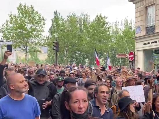 Փարիզում առանց դիմակների ամբոխը դուրս է եկել սանիտարական անցագրերի դեմ բողոքի ցույցի