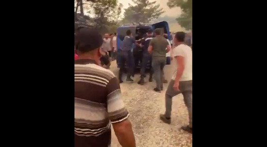 Թուրքիայում անտառների հրկիզման մեջ կասկածվող անձանց ոստիկանությունը հազիվ է փրկել Լինչի դատաստանից․ տեսանյութ