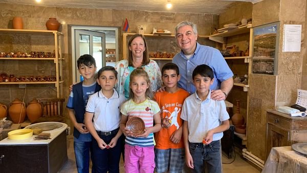 Դեսպան Թրեյսին և ԱՄՆ ՄԶԳ/Հայաստանի տնօրենը՝ արվեստի վարպետության դասին ԼՂ պատերազմից տուժած ընտանիքների երեխաների հետ