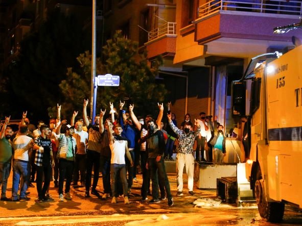 Թուրքիայում ներգաղթյալների դեմ բողոքի ակցիայի մասնակիցները հարձակում են գործել սիրիական թաղամասի վրա