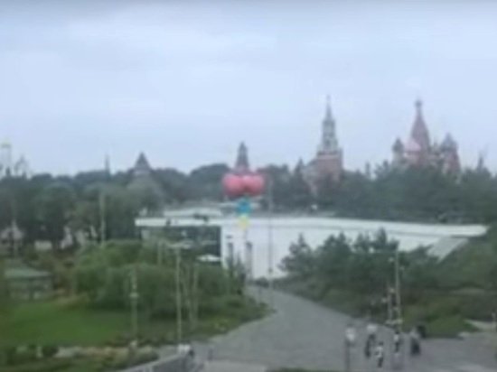 Ինչպես են Ուկրաինայի դրոշը բաց թողել Կրեմլի պատերի մոտ. տեսանյութ
