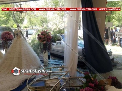Արտակարգ դեպք Երևանում. 2 Mercedes բախվել են, ապա հայտնվել հարսանյաց իրերի խանութ–սրահի տարածքում՝ վնասելով նաև սրահի գույքը.  shamshyan.com