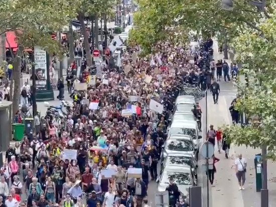 Փարիզցիները դուրս են եկել բողոքի ցույցի՝ ի նշան համերաշխության աֆղան կանանց հետ