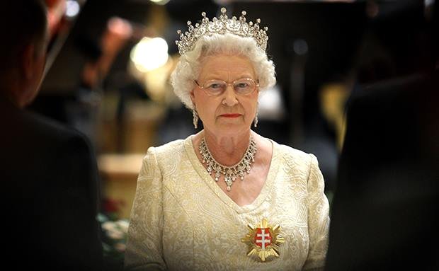 Մեծ Բրիտանիայի թագուհին առաջին անգամ ֆուտբոլիստից ինքնագրով խաղաշապիկ է խնդրել