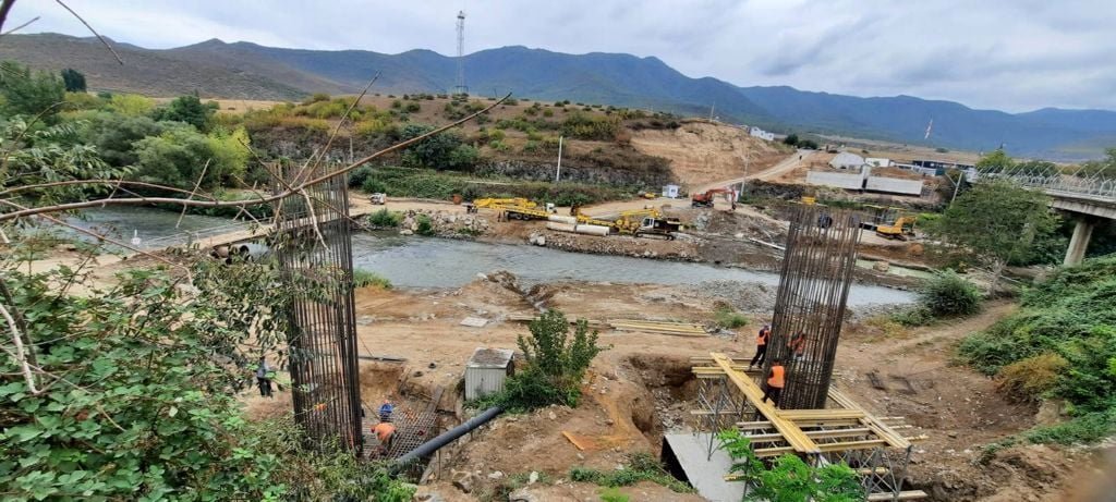 Սադախլո-Բագրատաշեն անցման կետի նոր կամրջի շինարարական աշխատանքները շարունակվում են