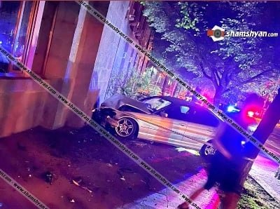 Երևանում BMW-ն բախվել է Honda-ին, այնուհետեւ՝ ծառին, ապա նաև կառավարության մասնաշենքի պատին. կա վիրավոր