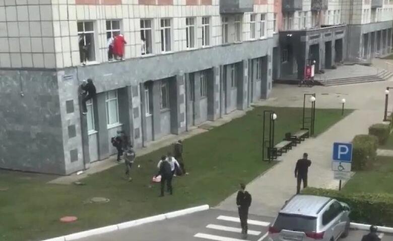 Պերմի համալսարանի ուսանողները, փորձելով փախչել հրաձիգից, ցած են նետվել պատուհաններից