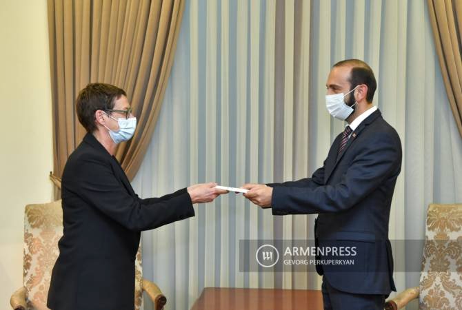 ՀՀ-ում Ֆրանսիայի նորանշանակ դեսպան Անն Լույոն հավատարմագրերի պատճենն է հանձնել ՀՀ ԱԳ նախարարին