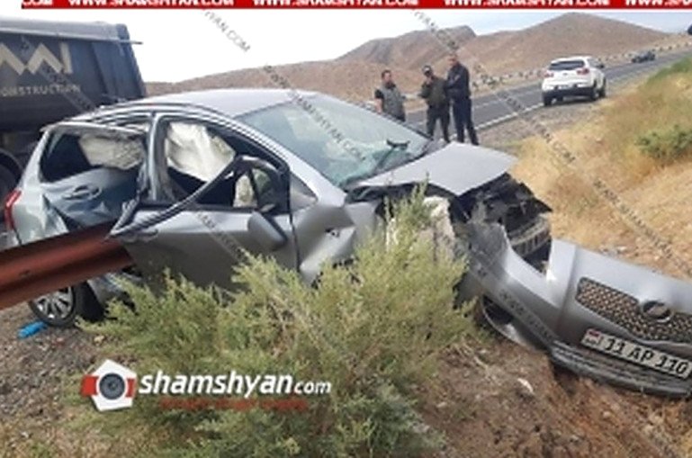 Խոշոր ավտովթար՝ Արարատի մարզում. Toyota Vitz-ը մխրճվել է երկաթե արգելապատնեշի մեջ. կան վիրավորներ. shamshyan.com