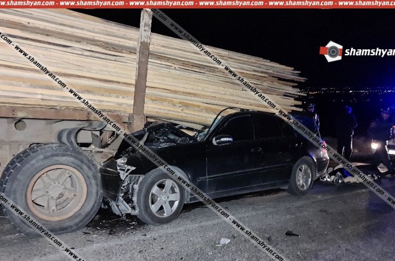 Կոտայքի մարզում Mercedes-ը մխրճվել է տախտակ տեղափոխող բեռնատարի մեջ. վարորդի դին ավտոմեքենայից դուրս են բերել փրկարարները. shamshyan.com