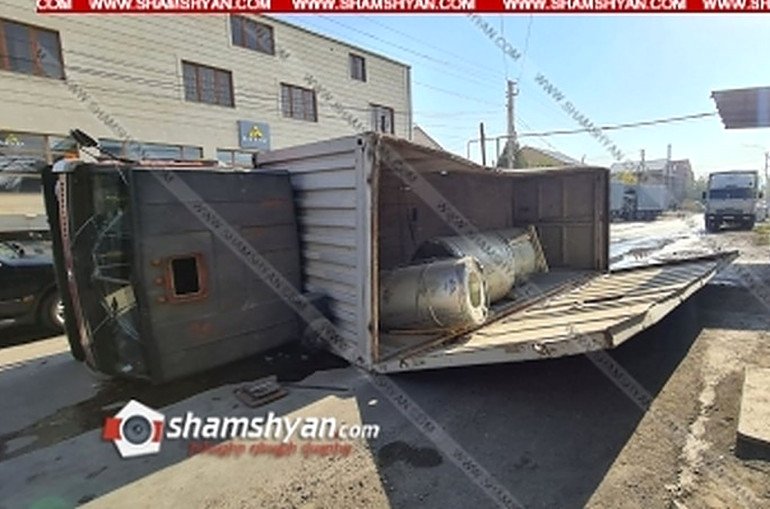 Խոշոր ավտովթար՝ Երևանում․ KamAZ-ը կողաշրջվել և փակել է ճանապարհը. shamshyan.com