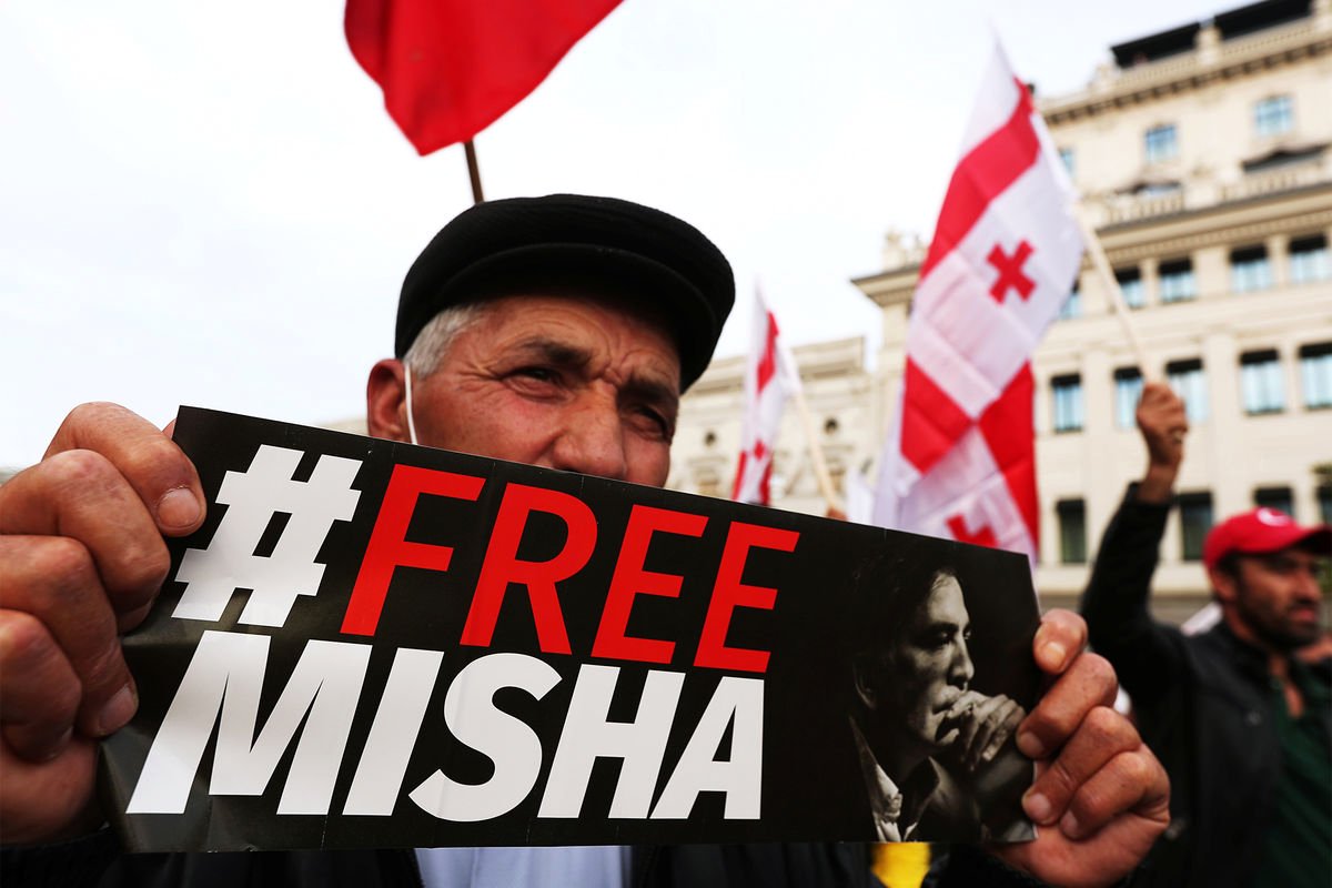 Թբիլիսիում ձերբակալել են Սահակաշվիլիի կողմնակիցներին՝ «Ազատություն Միշային» գրության համար