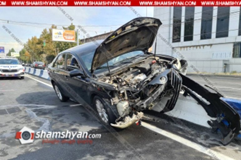 Երևանում 30-ամյա վարորդը Toyota Camry-ով բախվել է բաժանարար գոտու բետոնե արգելապատնեշին, շրջել այն և մոտ 20 մետր արգելապատնեշի վրայով առաջ է ընթացել, կա վիրավոր. Shamshyan.com