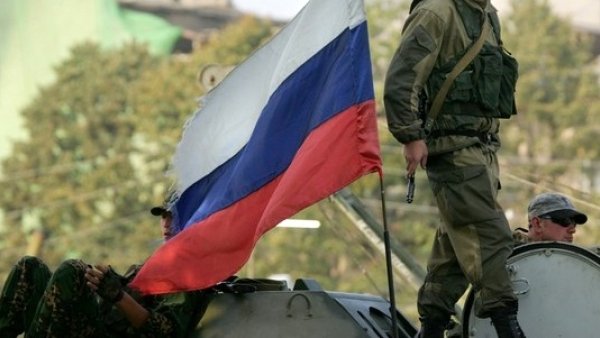 Ռուսական «Սպուտնիկ V» պատվաստանյութի ներարկում ստանալուց առաջ զինծառայողները բժշկական զննում են անցնում