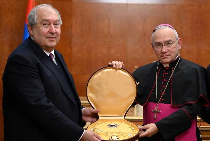 Հռոմի Ֆրանցիսկոս Պապը ՀՀ նախագահին պարգևատրել է Սուրբ Աթոռի բարձրագույն շքանշանով