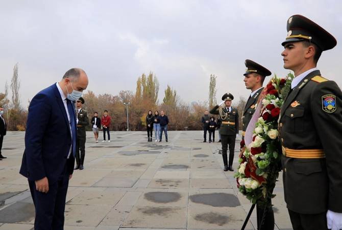 Վրաստանի պաշտպանության նախարարը Հայոց ցեղասպանության հուշահամալիրում հարգանքի տուրք է մատուցել նահատակների հիշատակին