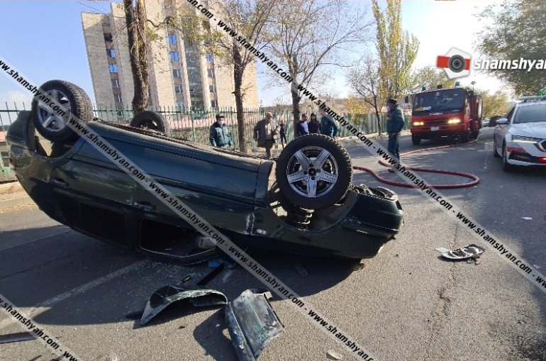 Երևանում բախվել են Nissan-ն ու Volkswagen-ը, որն էլ բախվել է կայանված Mercedes-ին և գլխիվայր շրջվել՝ փակելով ճանապարհը․ shamshyan.com