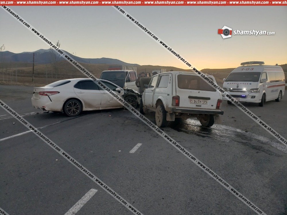 Խոշոր ավտովթար Սյունիքում. Niva-ն բախվել է Toyota Camry-ին